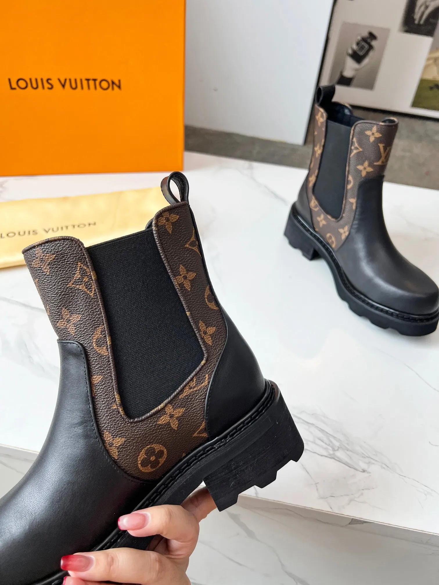 👟👟Ex-factory price 540👟👟 LOUS VUITON 🔥🔥🔥️ The latest short boots model from Louis Vuit 2025 official website, official website 💯 original version 1:1. LV Beaubourg uses calfskin to present a Chelsea-style upper, with a lightweight thick sole. Monogram canvas trim and contrast stitching outline the elastic side panels and seams respectively, cleverly interpreting the balance of strength and softness. It is a fashionable short boot that is comfortable and generous, versatile and very good-looking. Upper: Full-grain calfskin. Lining feet: sheepskin. Color: black/coffee, 35 to 40 yards, (414243 yards can be customized without return or exchange) Bosses are welcome to place orders